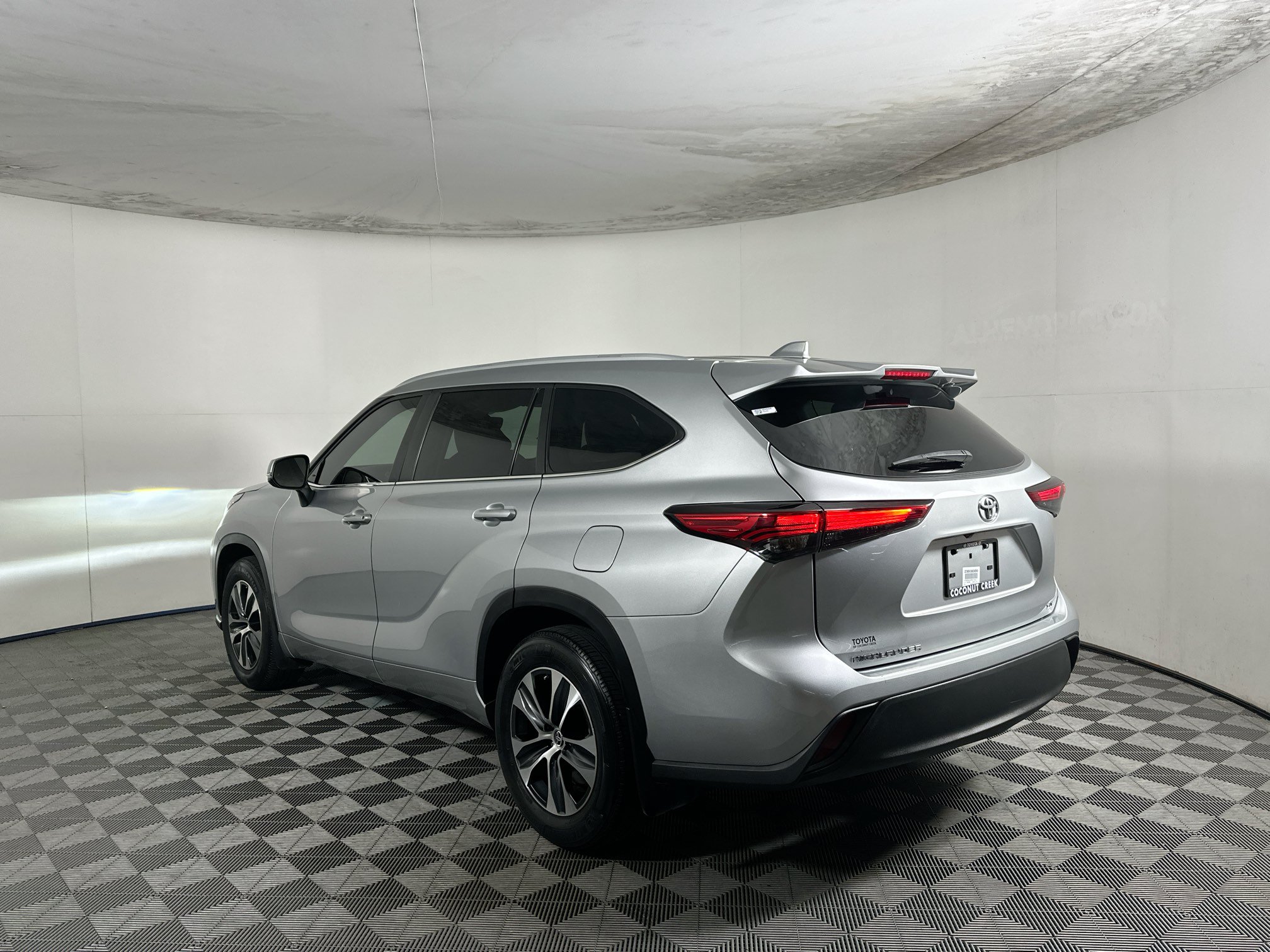 Used 2023 Toyota Highlander XLE FWD image 5