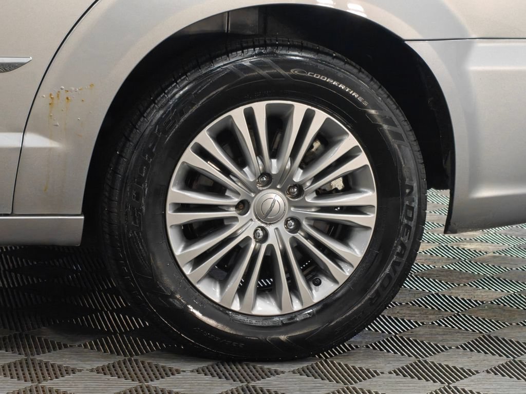 Used 2016 Chrysler Town & Country Touring-L FWD image 52