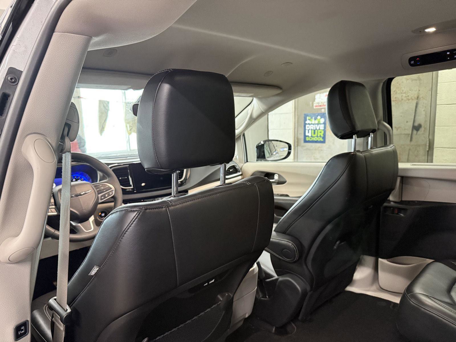 Used 2024 Chrysler Pacifica Touring-L image 24