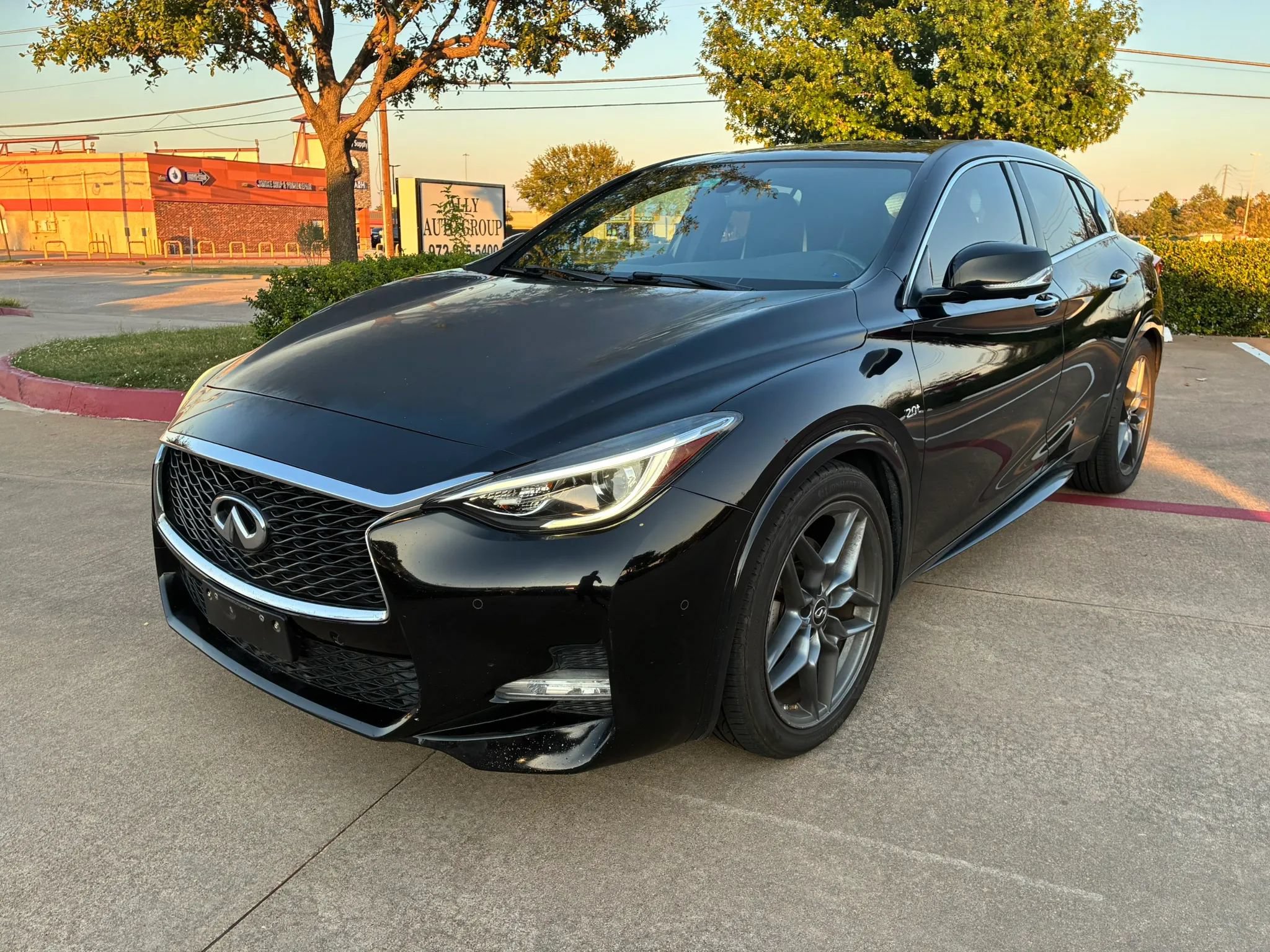 Used 2017 INFINITI QX30 Sport w/ Sport Leather Package FWD image 3