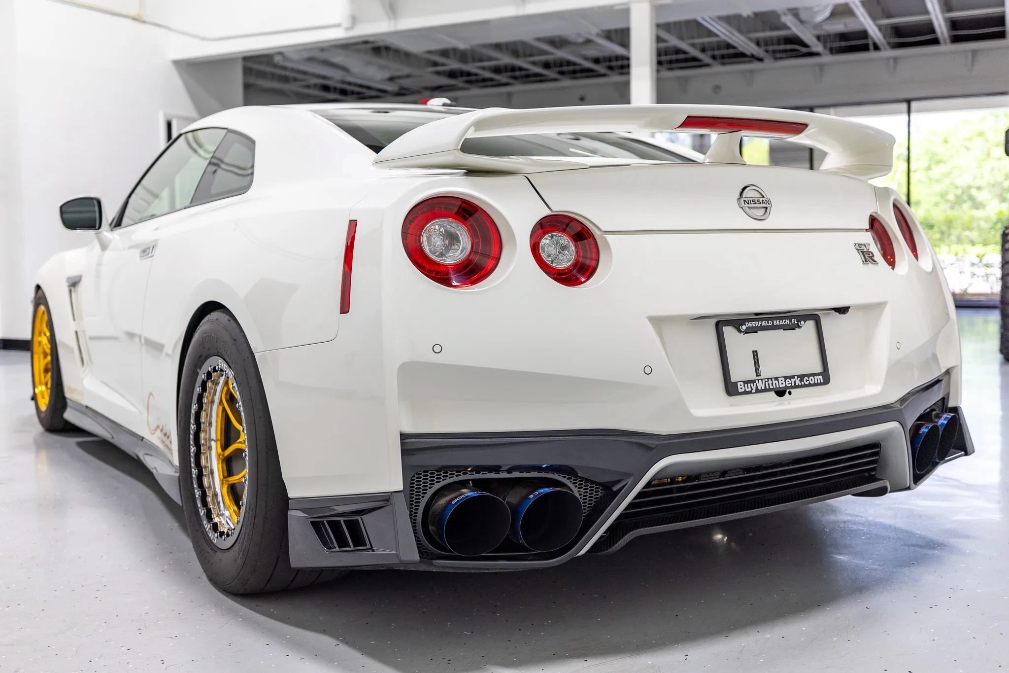 Used 2017 Nissan GT-R Premium w/ Premium Interior Package AWD/4WD image 17