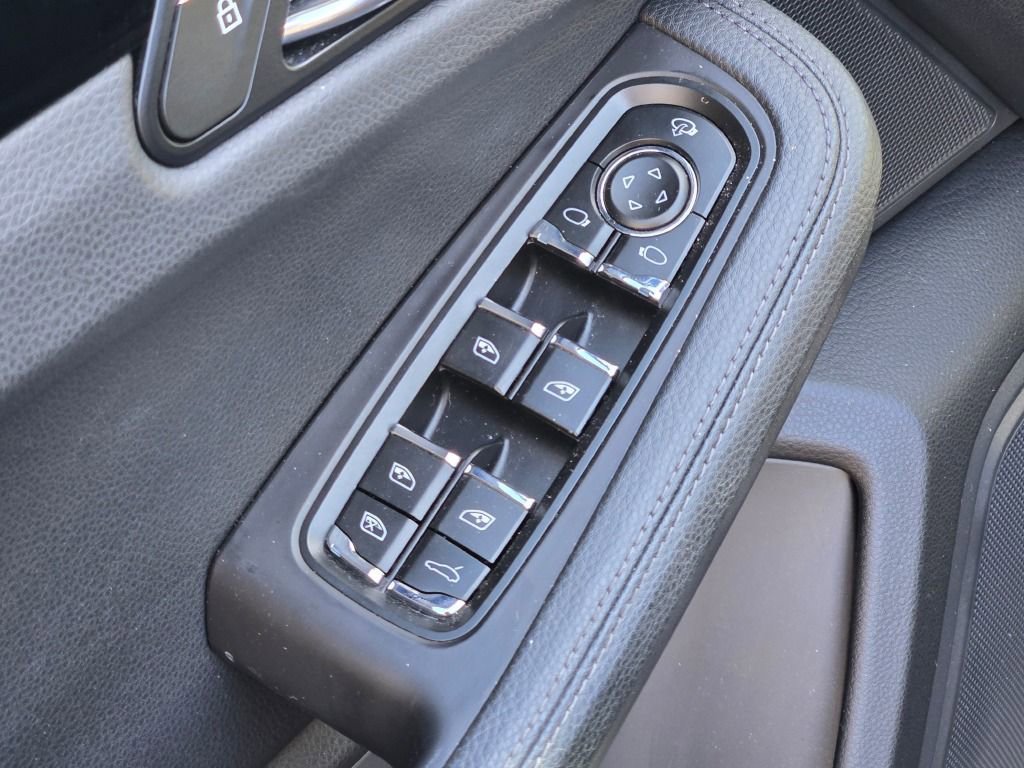 Certified 2024 Porsche Macan image 18