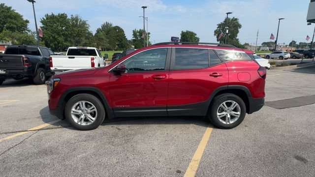 Used 2024 GMC Terrain SLE w/ Driver Convenience Package FWD image 5