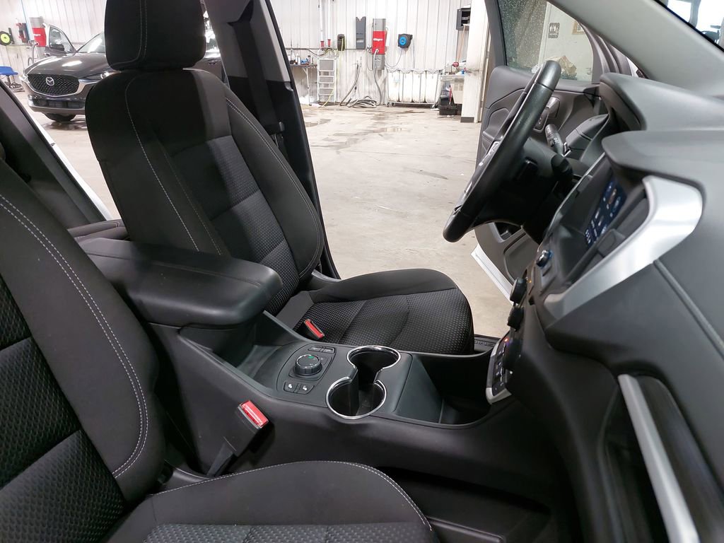 Used 2023 GMC Terrain SLE w/ Driver Convenience Package image 10
