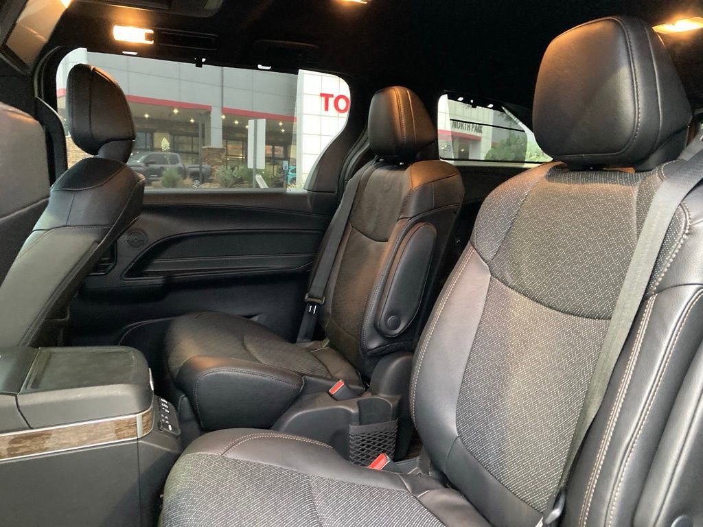Used 2025 Toyota Sienna Platinum image 11