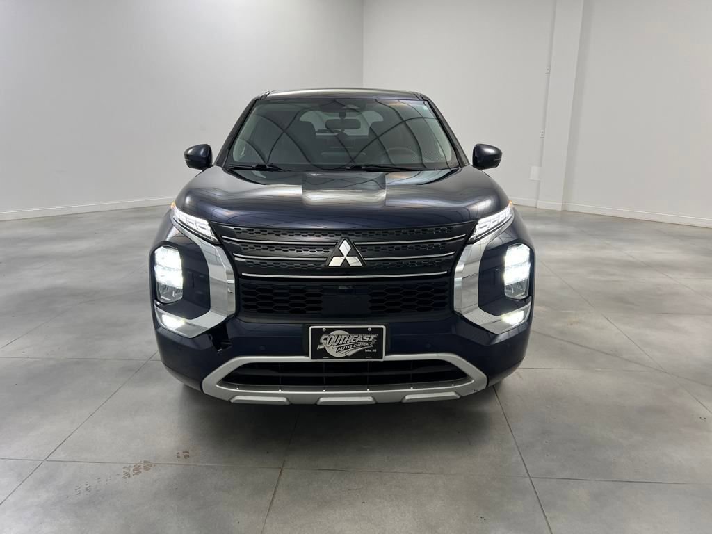 Used 2023 Mitsubishi Outlander SE image 2