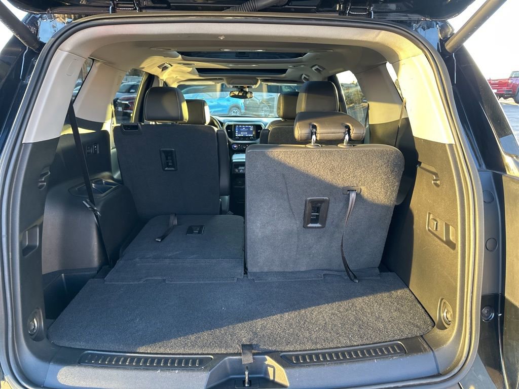 Certified 2023 GMC Acadia SLT w/ Preferred Package image 9