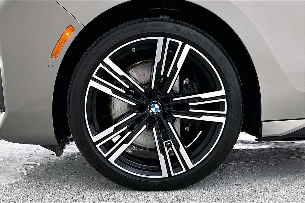 Used 2025 BMW 740i image 12