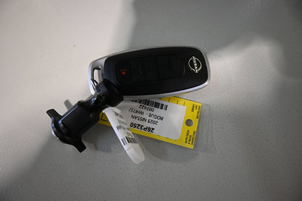 Used 2025 Nissan Rogue SV FWD image 22