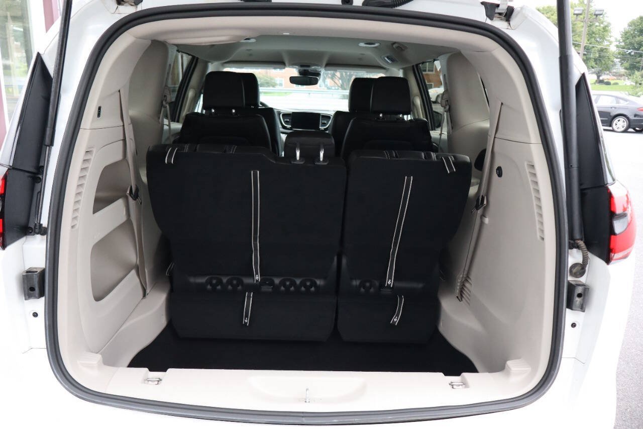 Used 2024 Chrysler Pacifica Touring-L FWD image 4