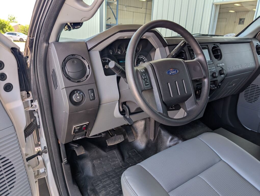 Used 2014 Ford F550 2WD Regular Cab Super Duty image 39
