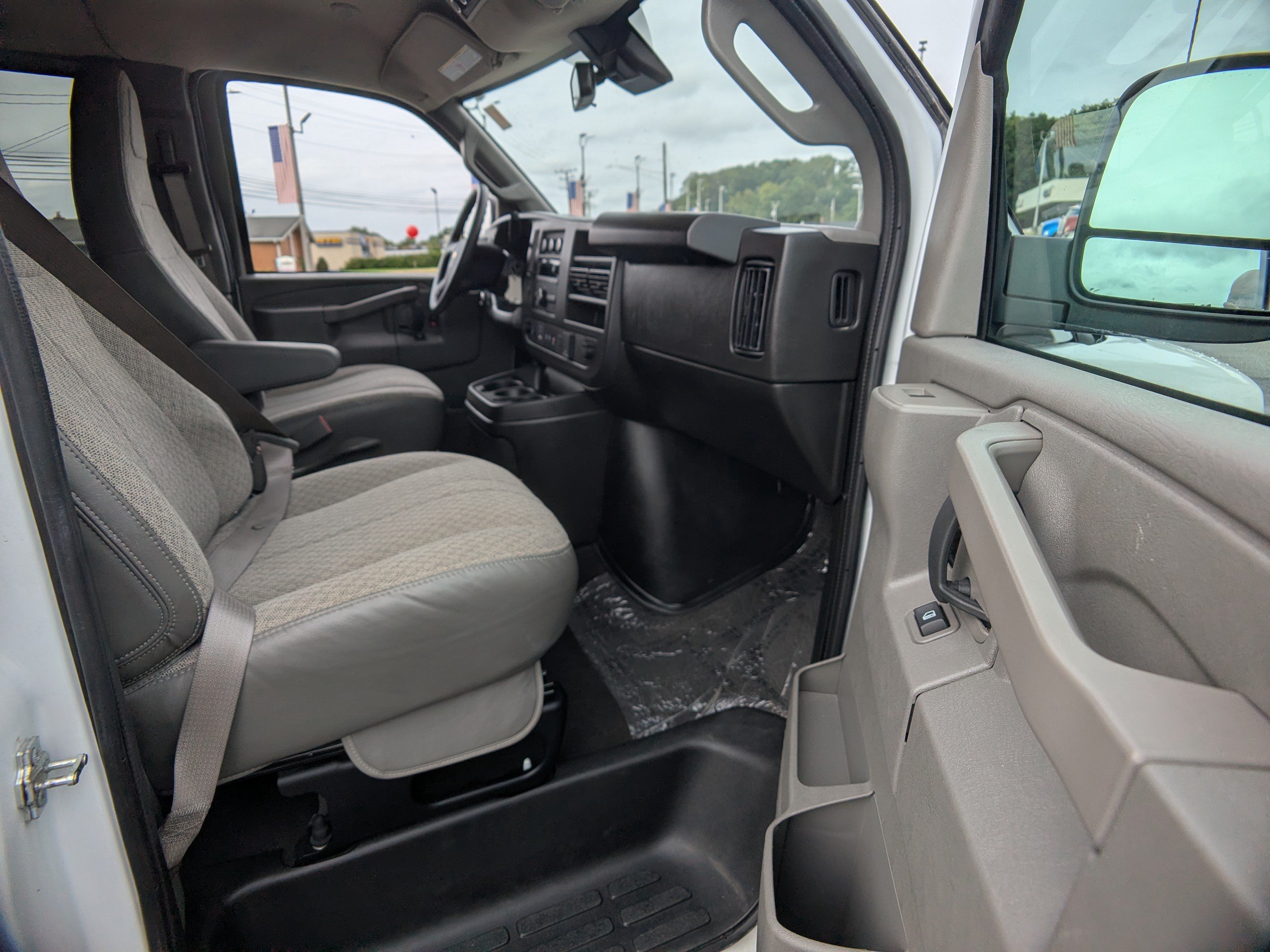 Used 2025 Chevrolet Express 3500 LT w/ LT Preferred Equipment Group RWD image 12