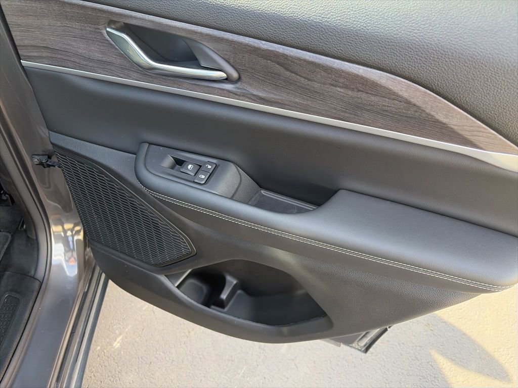 Used 2024 Jeep Grand Cherokee Limited w/ Black Appearance Package image 18