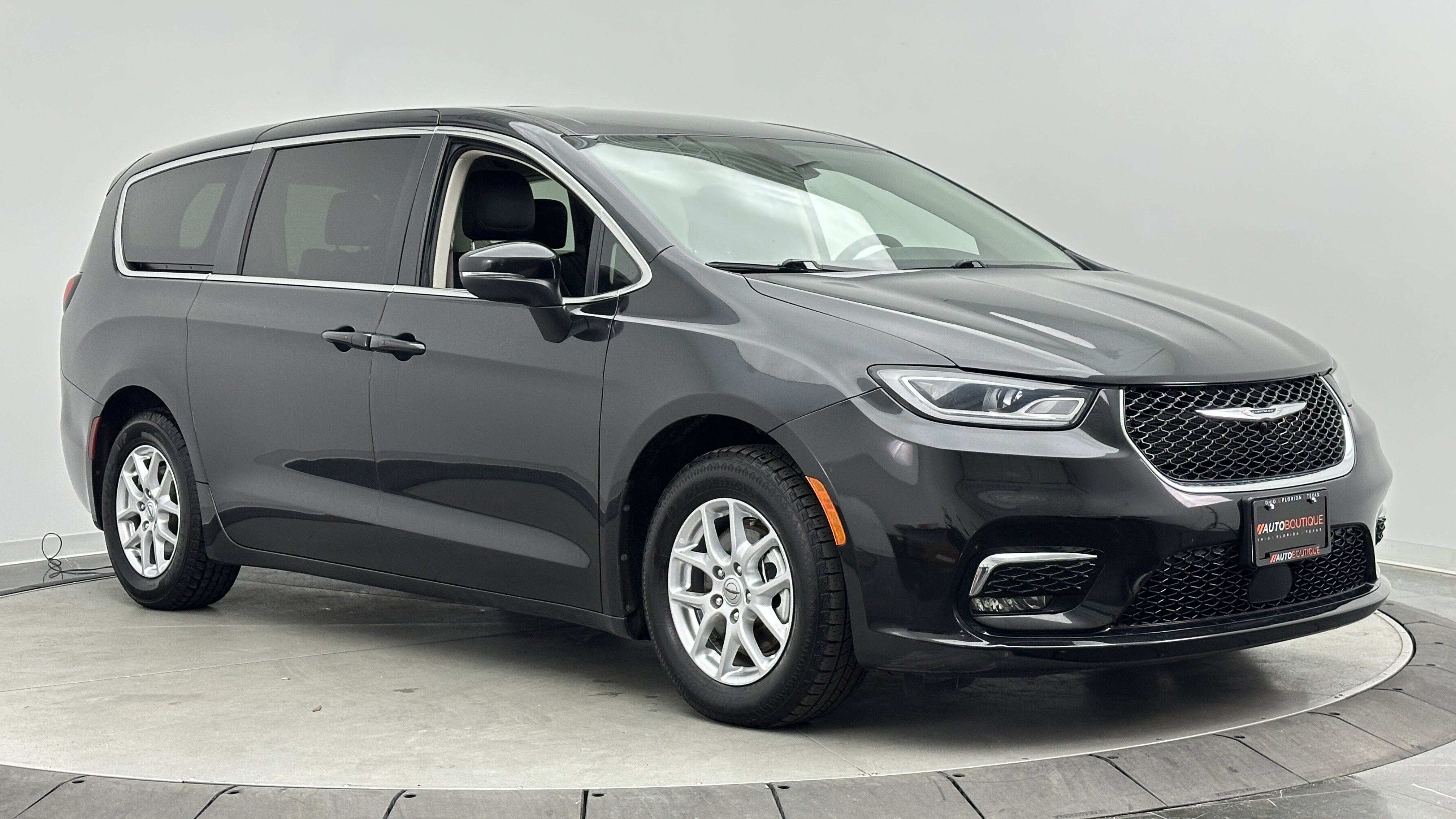 Used 2023 Chrysler Pacifica Touring-L FWD image 3
