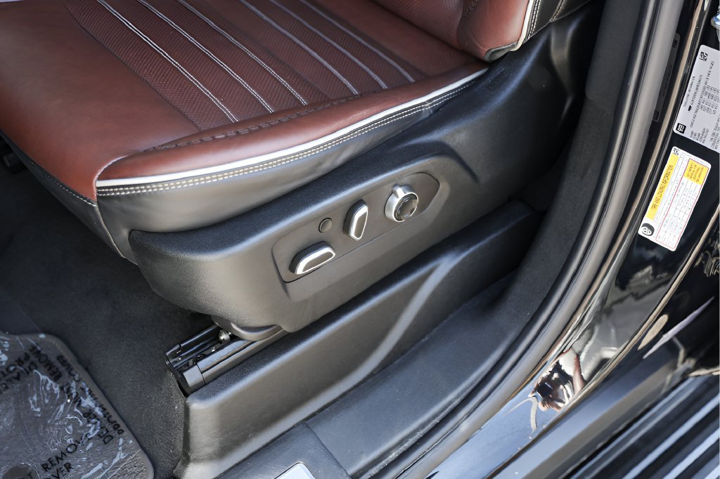Used 2023 GMC Yukon Denali Ultimate AWD/4WD image 11