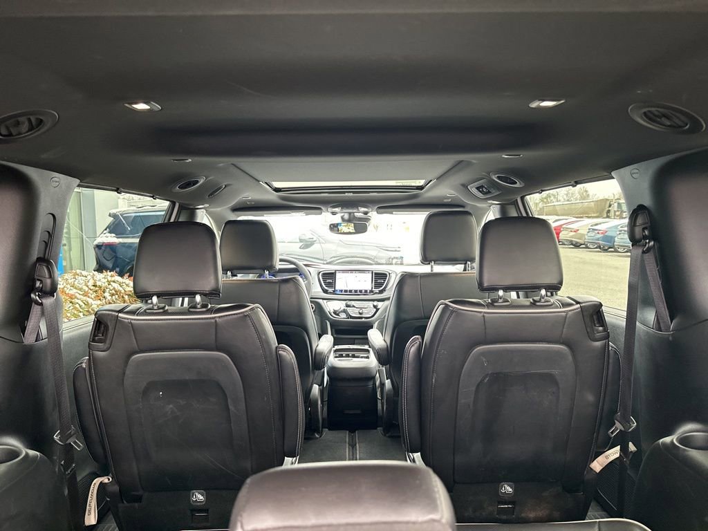 Used 2025 Chrysler Pacifica Limited image 10