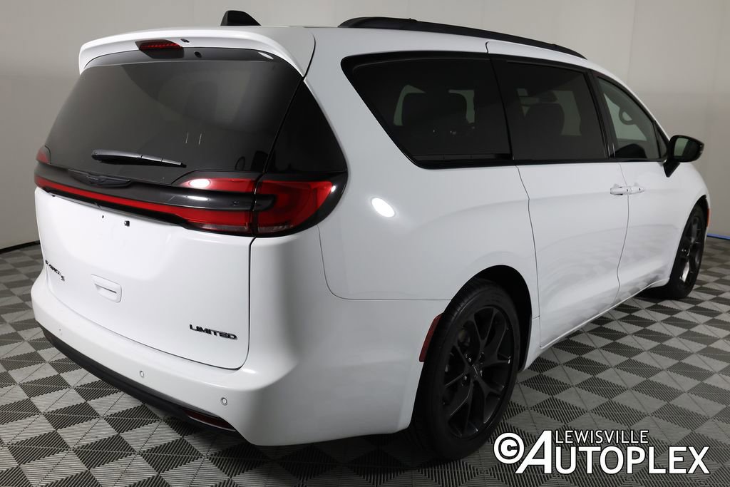 Used 2025 Chrysler Pacifica Limited FWD image 5