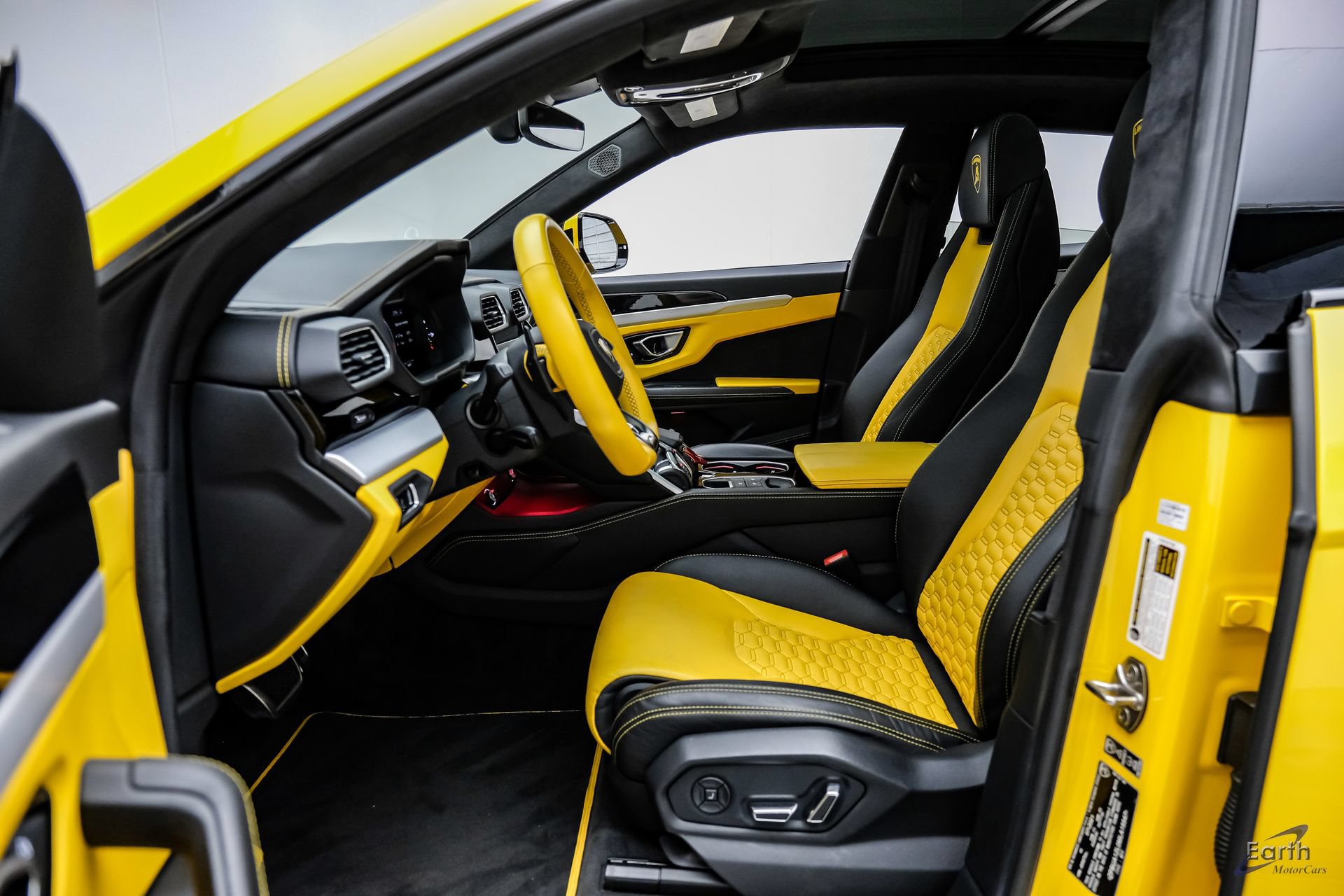 Used 2021 Lamborghini Urus AWD/4WD image 37