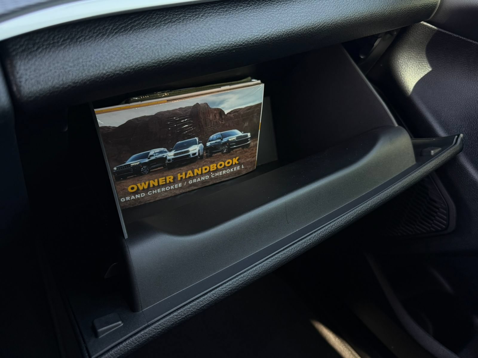 Used 2025 Jeep Grand Cherokee Altitude AWD/4WD image 20