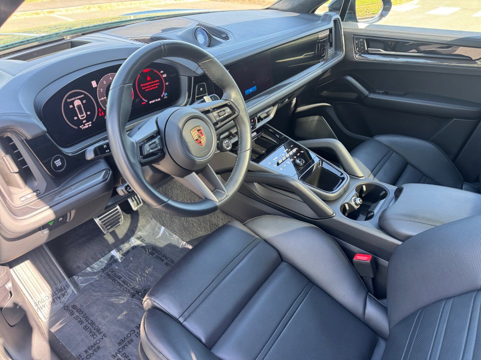 Certified 2025 Porsche Cayenne GTS AWD/4WD image 4