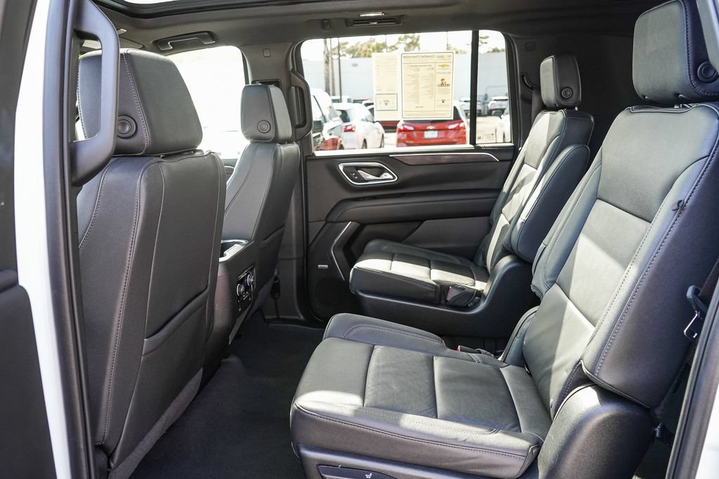 Used 2023 Chevrolet Suburban LT w/ Luxury Package RWD image 18