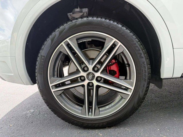 Certified 2025 Audi Q5 e Premium Plus w/ Premium Plus Package AWD/4WD image 32