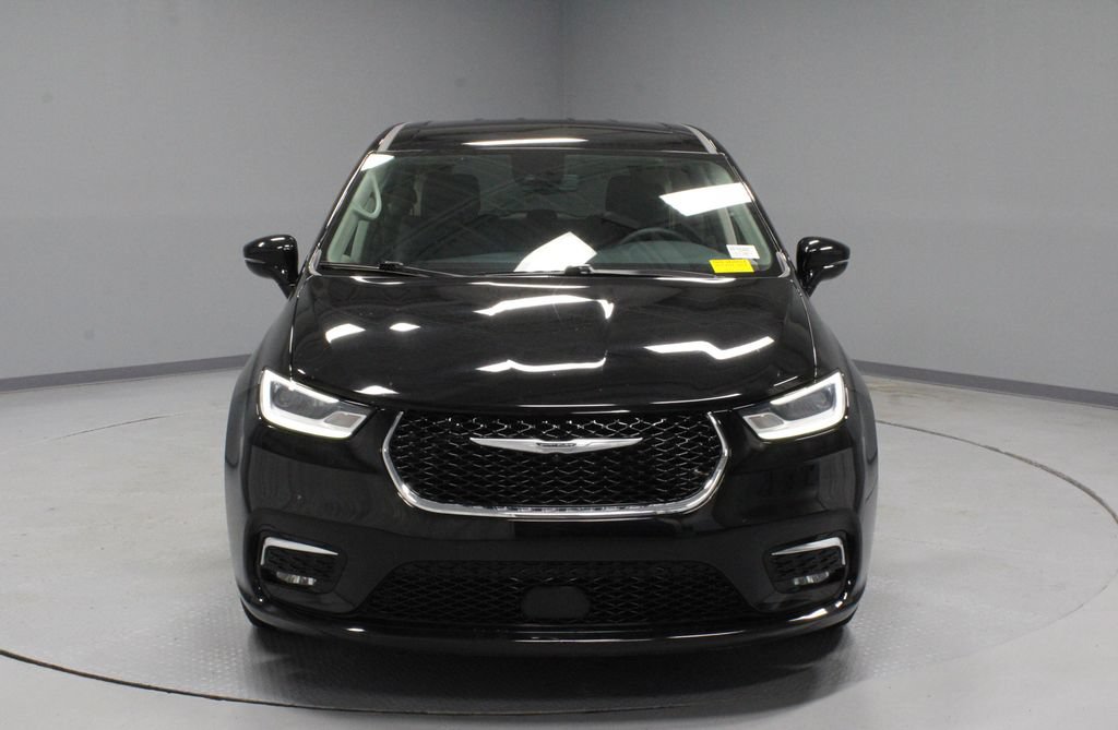 Used 2024 Chrysler Pacifica Touring-L FWD image 5
