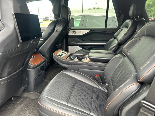 Used 2025 Lincoln Navigator Black Label AWD/4WD image 7