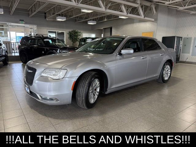 Used 2017 Chrysler 300 Touring w/ Value Package image 4