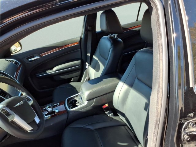 Used 2014 Chrysler 300 AWD w/ Driver Convenience Group image 16