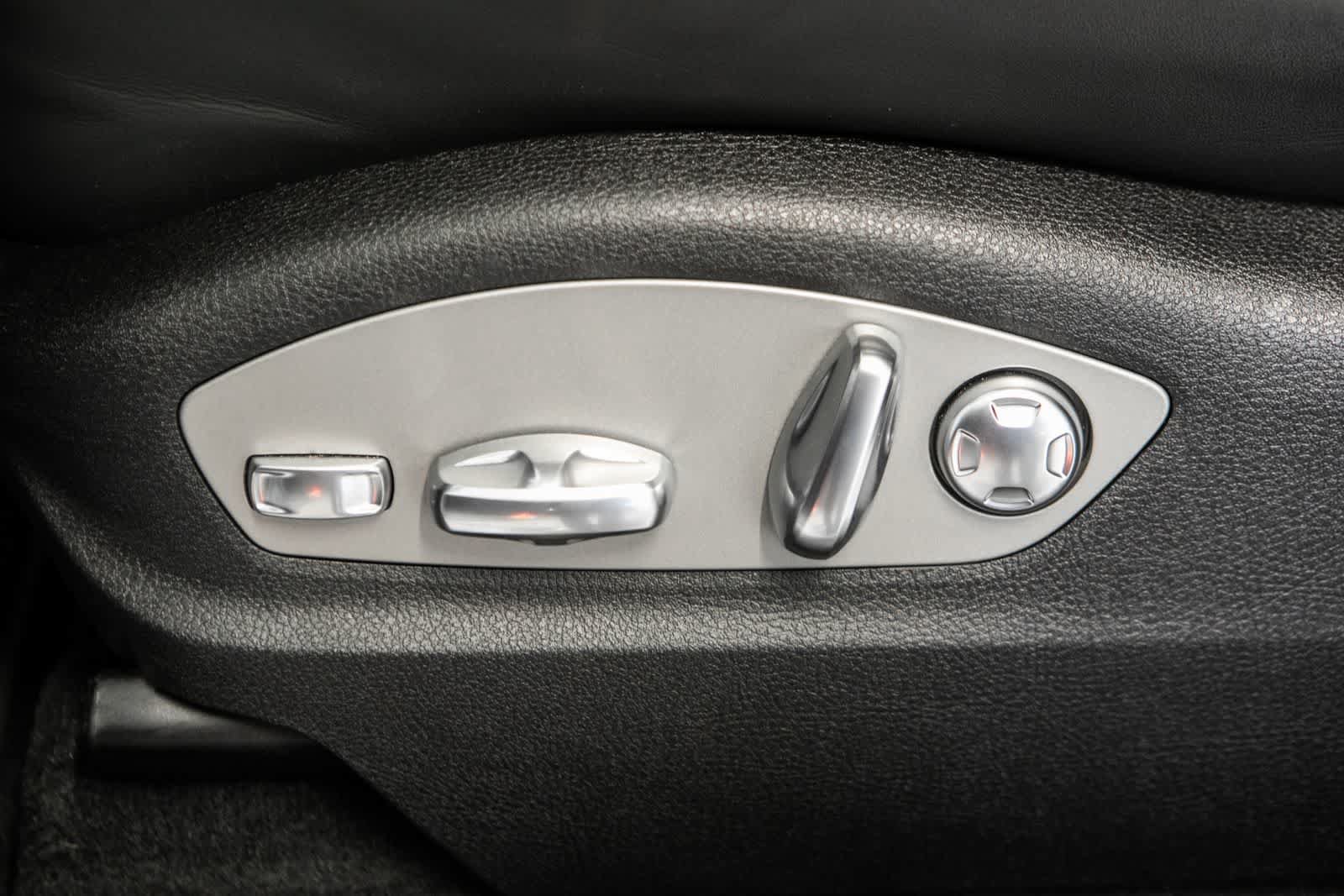 Certified 2025 Porsche Macan AWD/4WD image 19