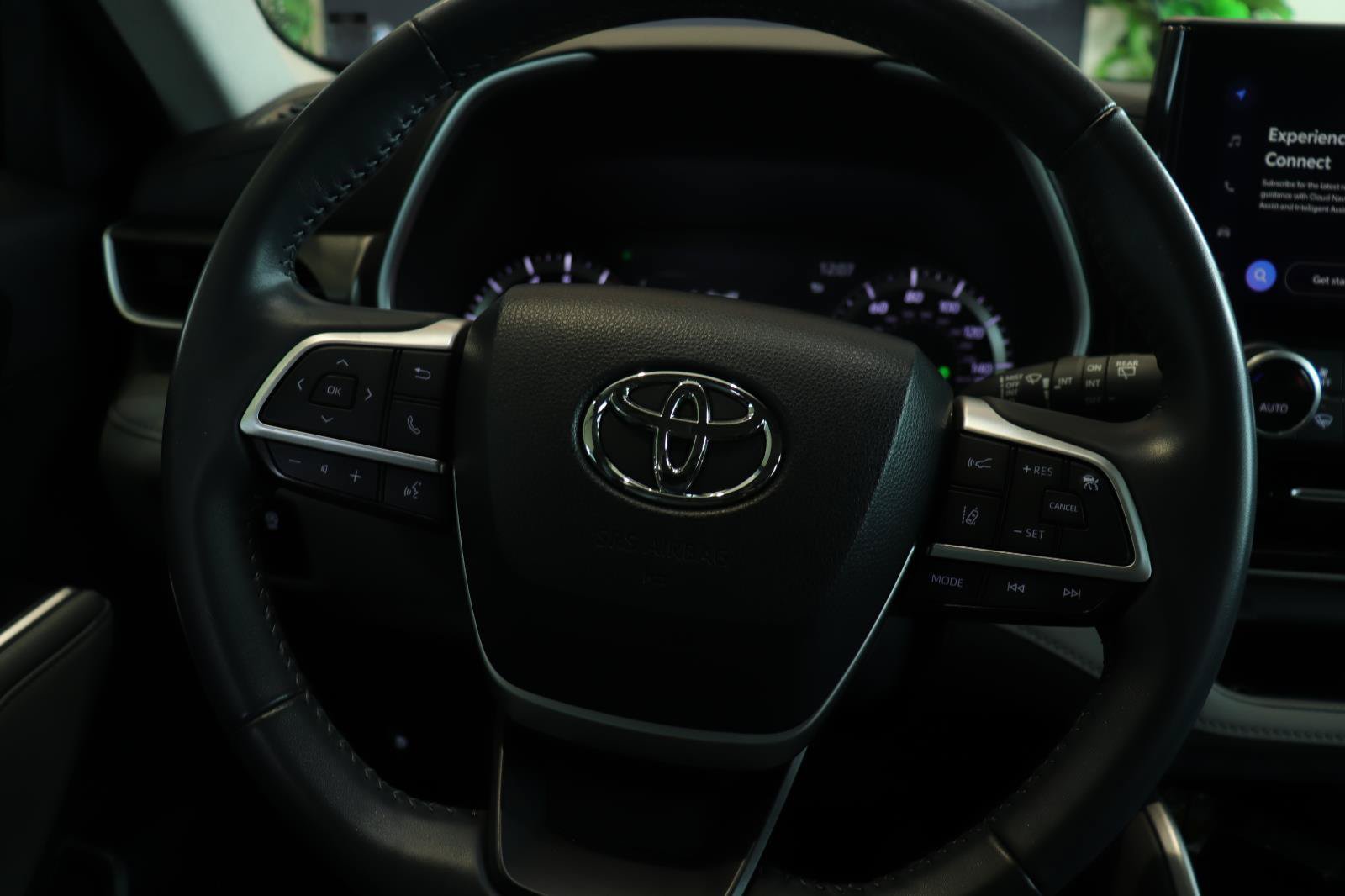 Used 2023 Toyota Highlander XLE FWD image 23