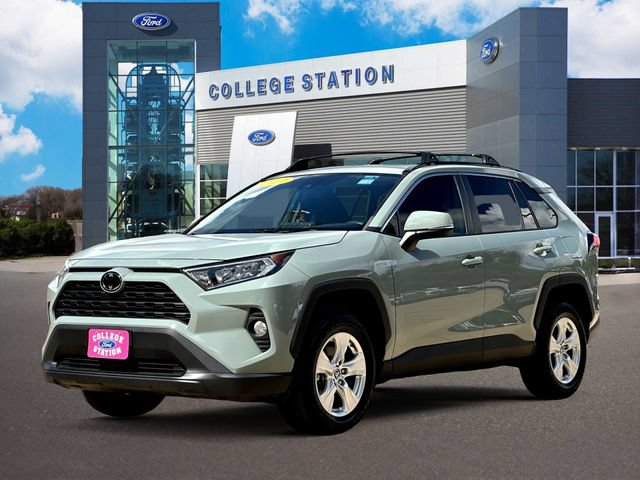 Used 2021 Toyota RAV4 XLE w/ Convenience Package FWD image 2