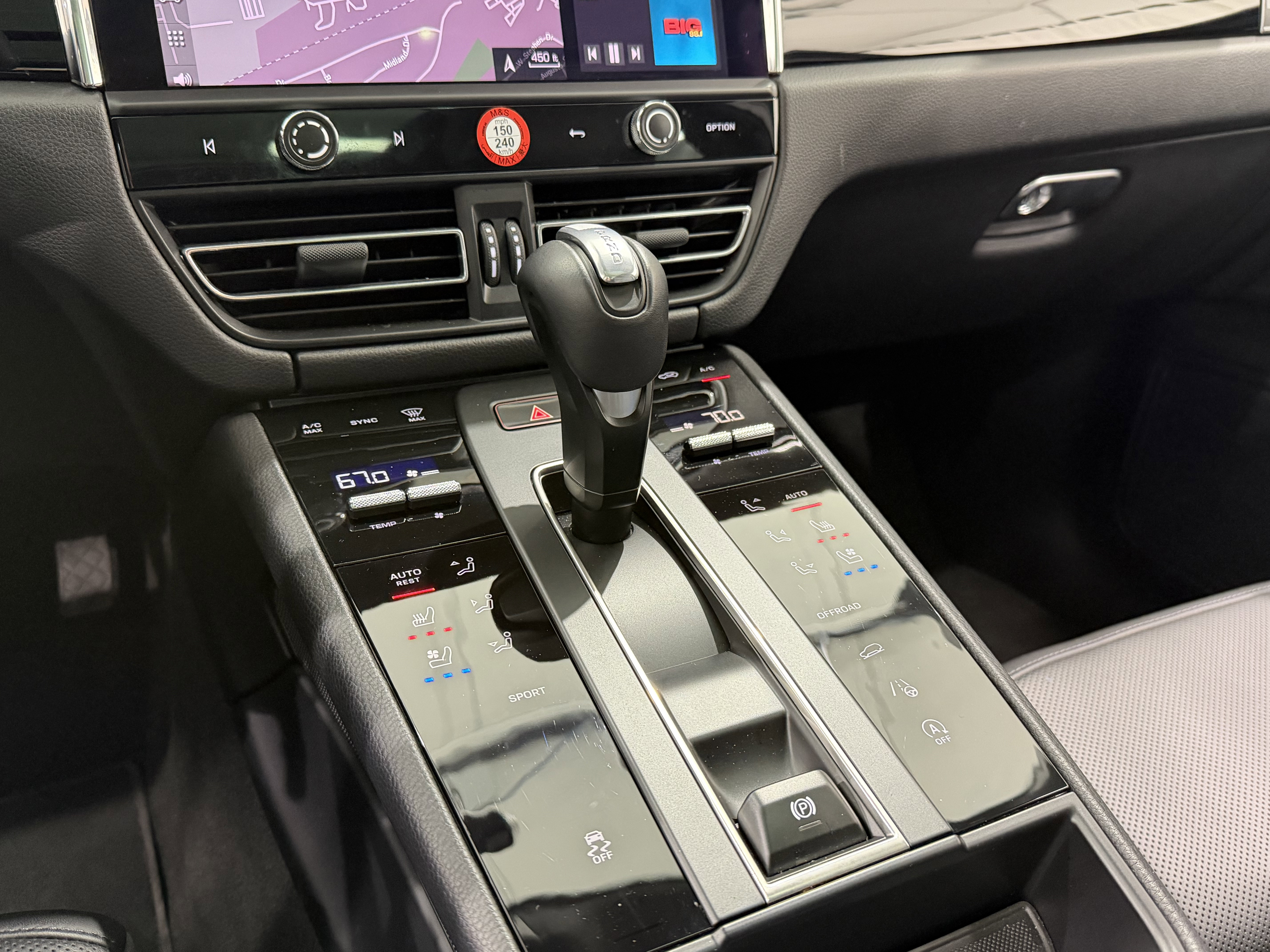 Certified 2025 Porsche Macan image 33