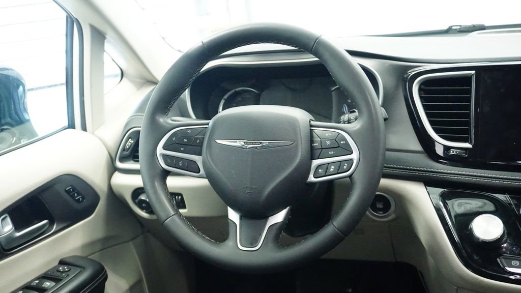 Used 2024 Chrysler Pacifica Limited FWD image 25