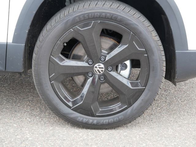 Used 2025 Volkswagen Taos SE AWD/4WD image 9