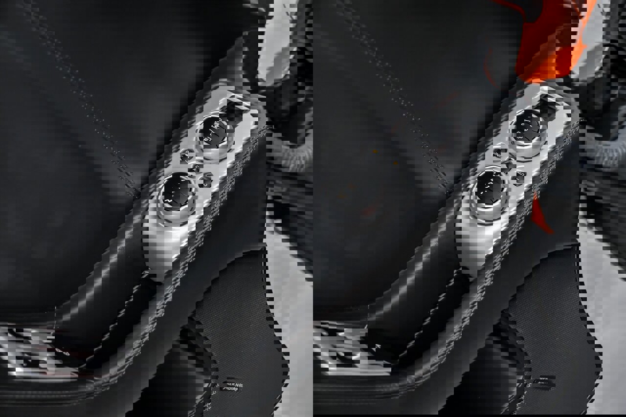 Used 2015 McLaren 650S Spider image 23