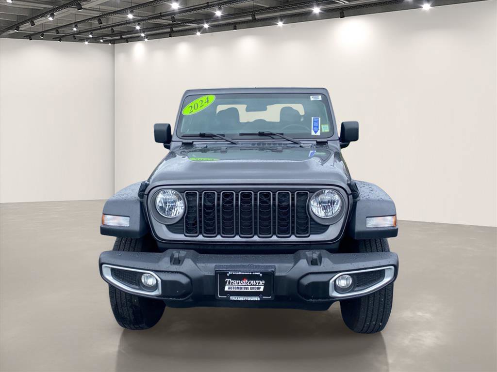 Used 2024 Jeep Gladiator Sport AWD/4WD image 2