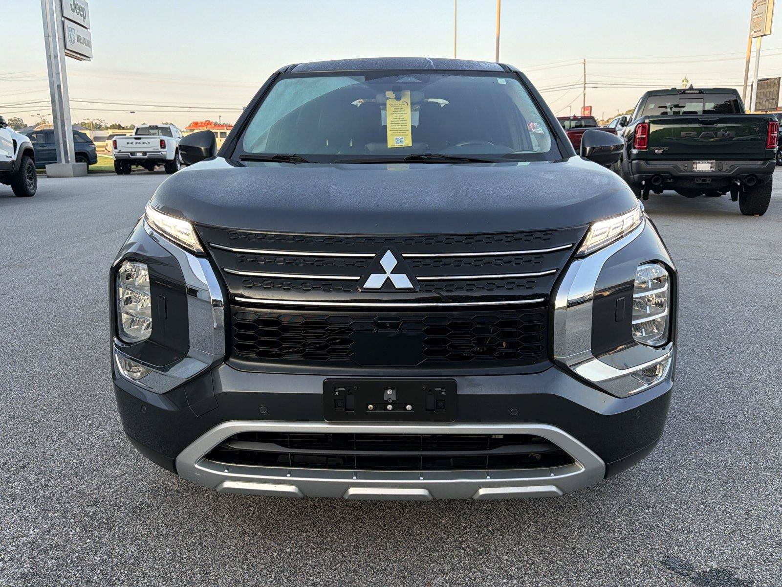 Used 2024 Mitsubishi Outlander SE AWD/4WD image 3