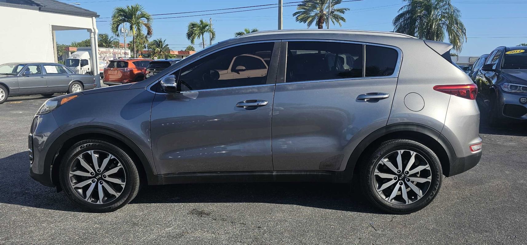 Used 2017 Kia Sportage EX w/ EX Technology Package FWD image 2