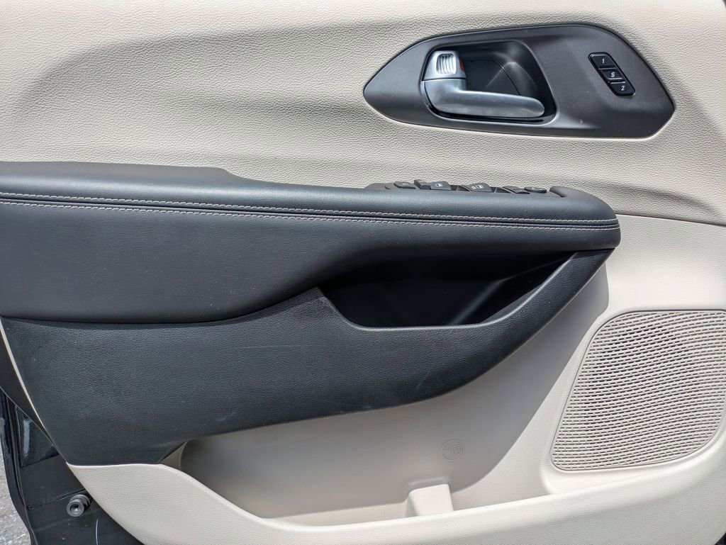 Used 2024 Chrysler Pacifica Touring-L image 11