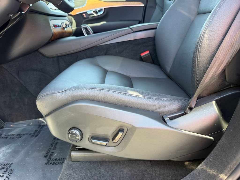 Certified 2025 Volvo XC90 T8 Plus AWD/4WD image 17