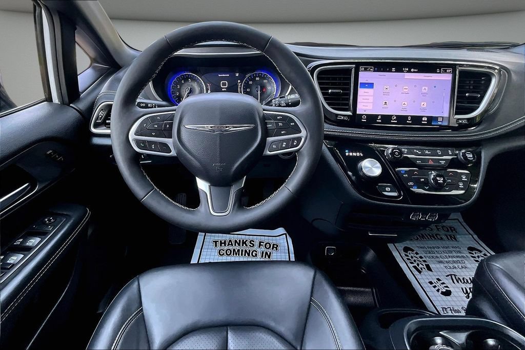 Used 2025 Chrysler Pacifica Select AWD/4WD image 8