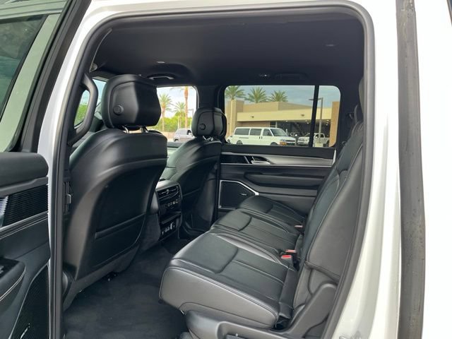 Used 2025 Jeep Wagoneer 4WD image 10