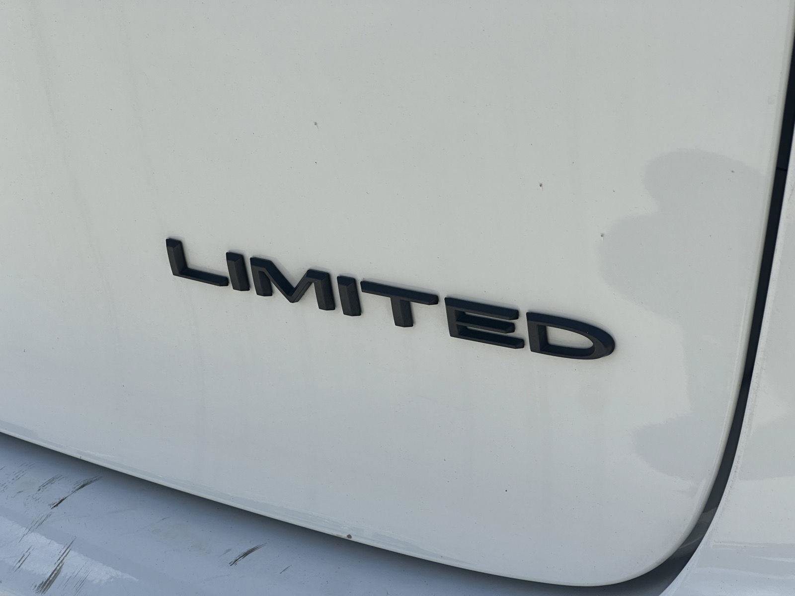 Used 2025 Chrysler Pacifica Limited FWD image 10