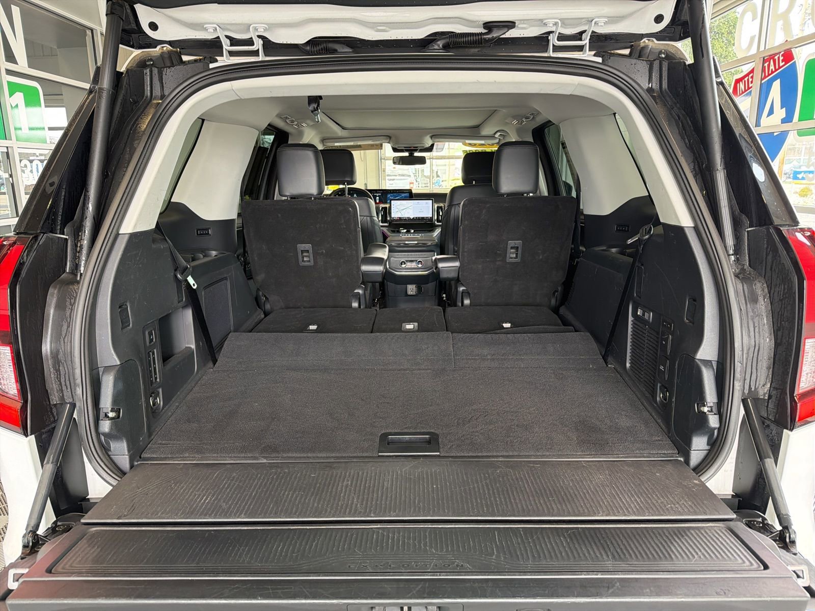 Used 2025 Ford Expedition Platinum image 12