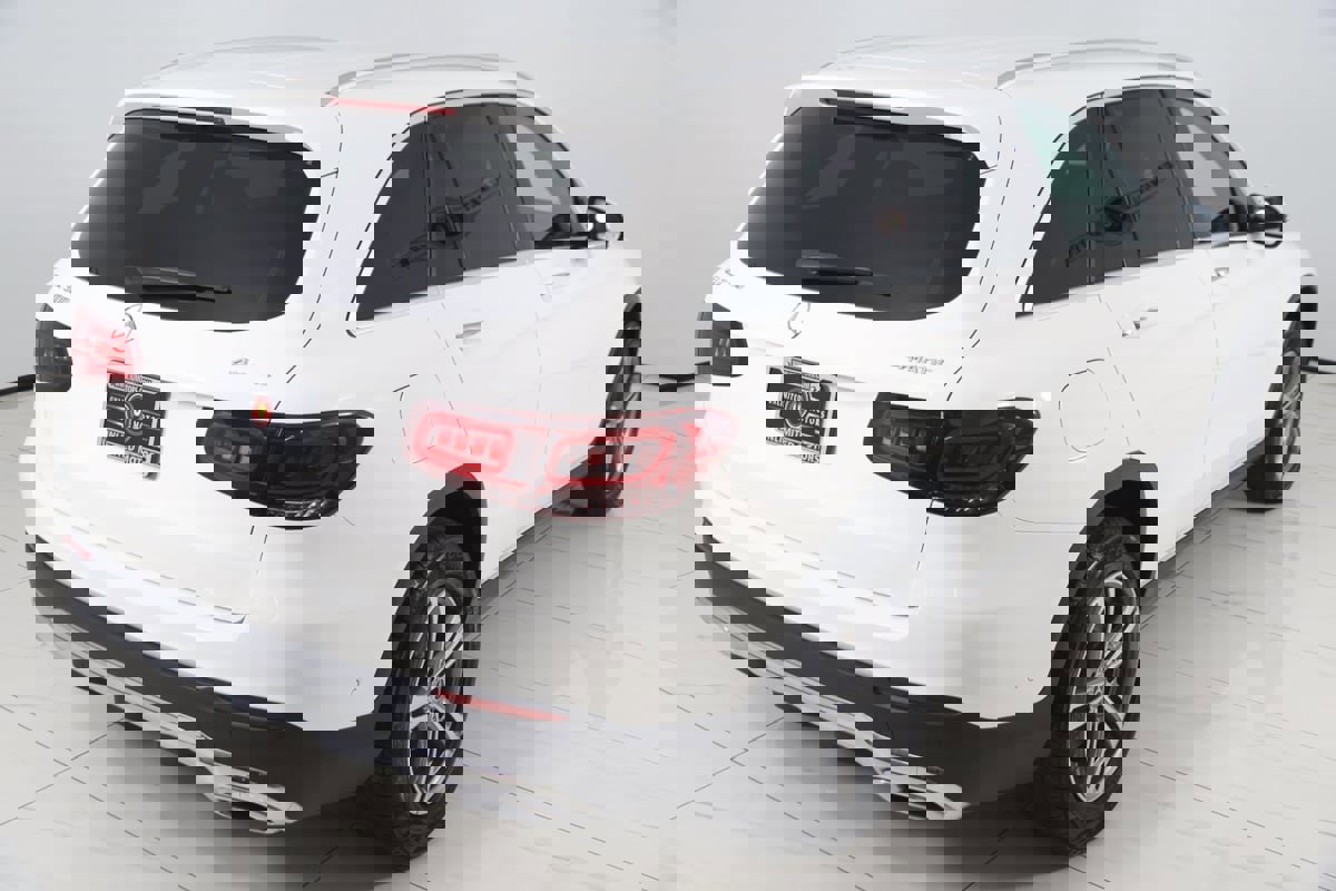 Used 2022 Mercedes-Benz GLC 300 4MATIC w/ Driver Assistance Package image 60