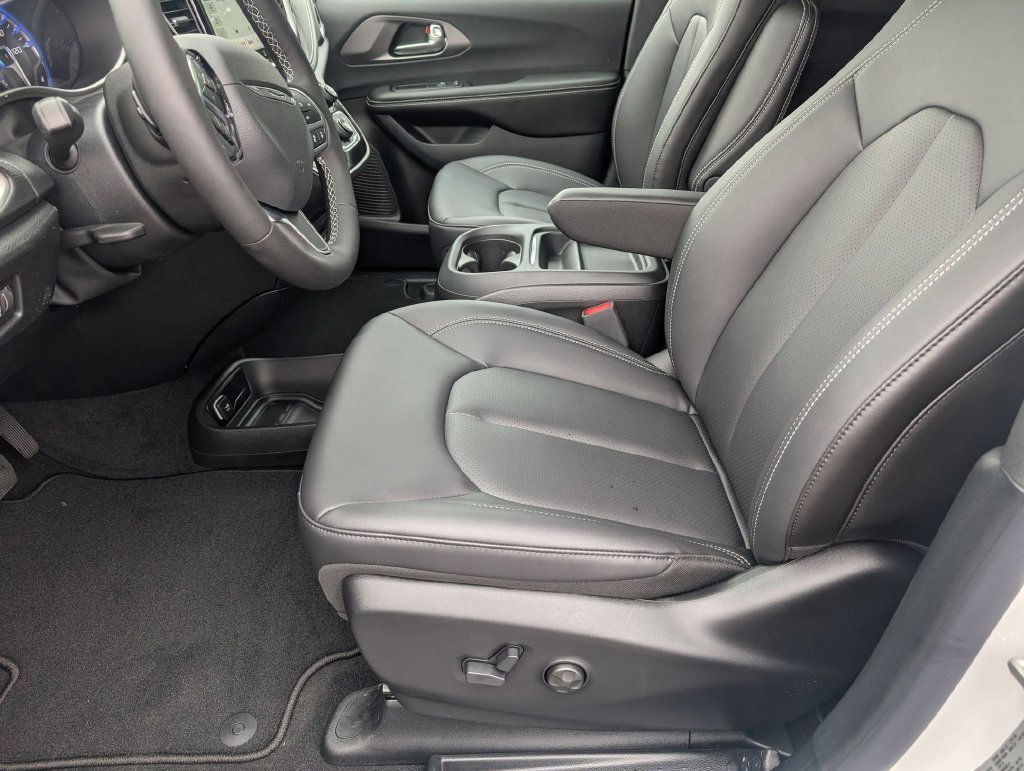 New 2027 Chrysler Pacifica Select FWD image 12