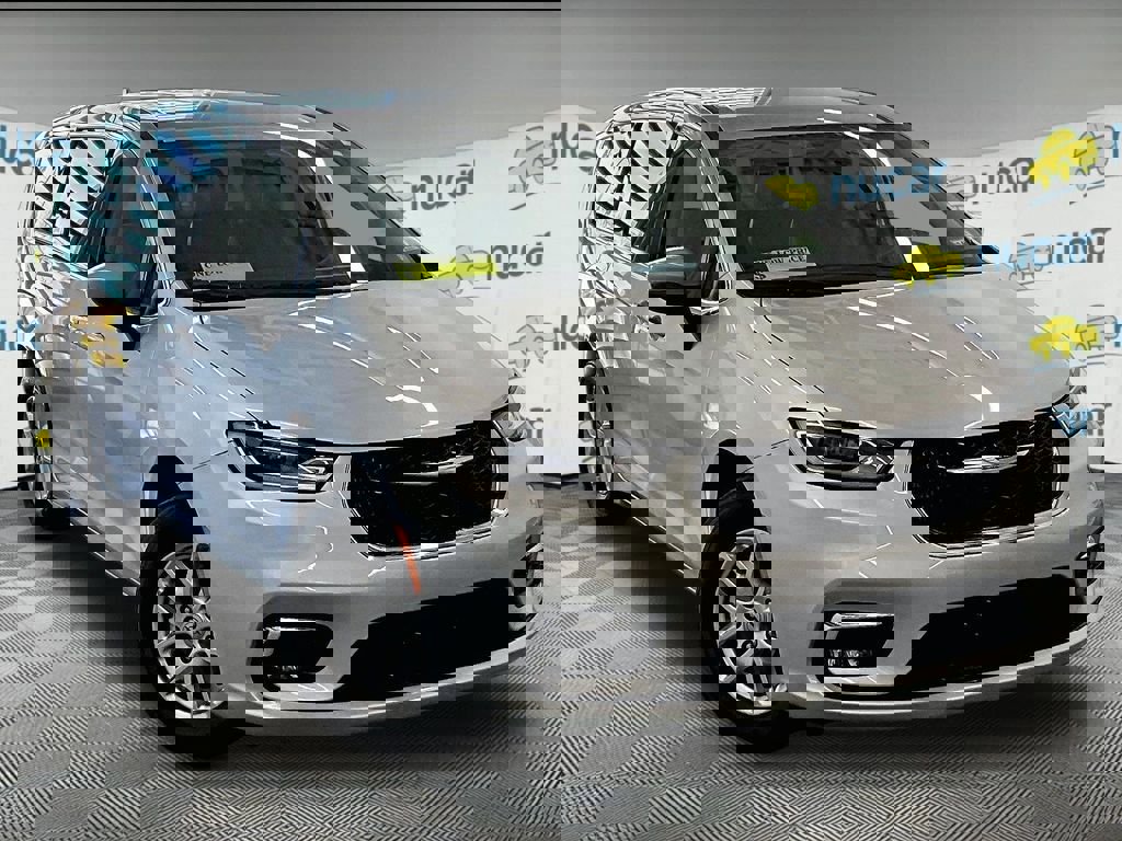 Used 2023 Chrysler Pacifica Touring-L FWD image 1