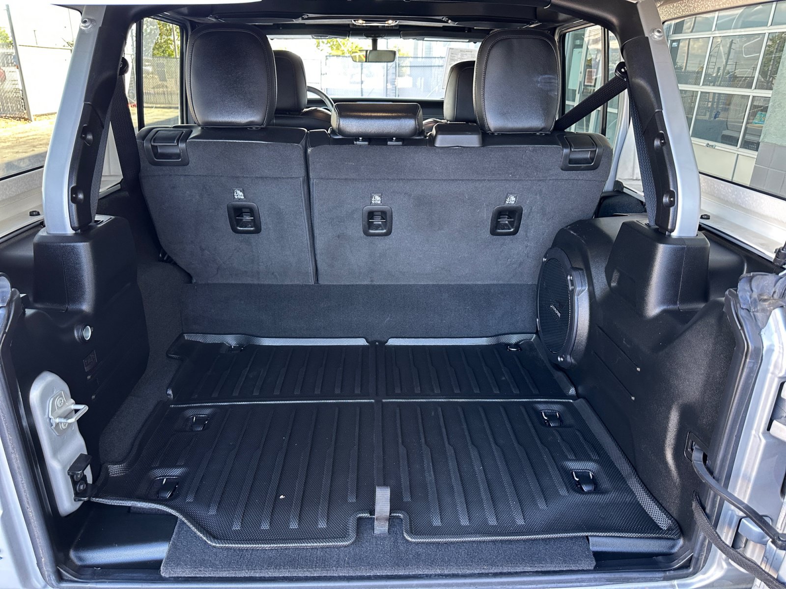 Used 2023 Jeep Wrangler Unlimited Sahara AWD/4WD image 27